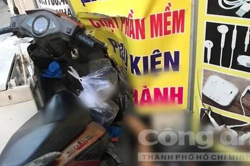 Xe máy tông cột điện sau va quẹt với xe tải, thiếu niên tử vong