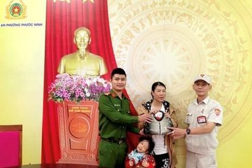 Nhiều người nhặt của rơi mang đến Công an nhờ tìm người trả lại