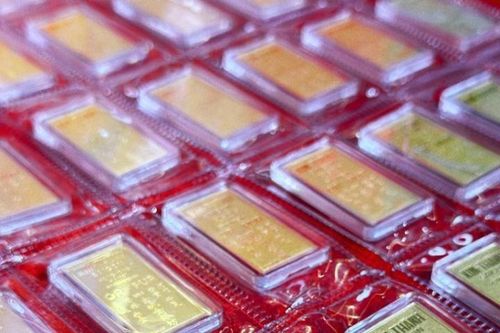 Mua sắm vàng tại gian hàng Ancarat trong lễ hội đền Trần ở Nam Định