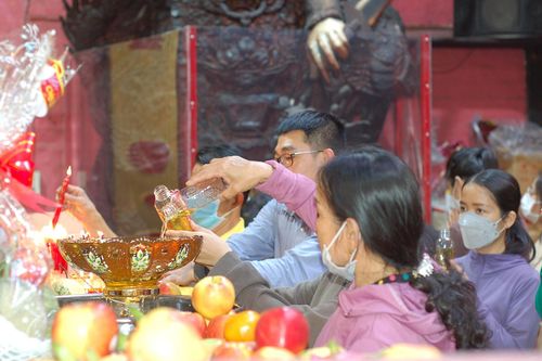 TP.HCM: Nhiều người tới chùa Ngọc Hoàng rót dầu, dâng lễ mong sức khỏe, bình an