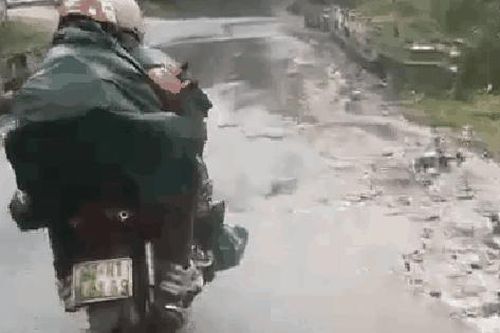 Hình ảnh cô giáo vùng cao đội mưa rét đưa con trở lại trường sau Tết khiến nhiều người xúc động