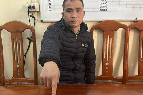 Tạm giữ hình sự kẻ bóp cổ người đi đường, cướp tài sản