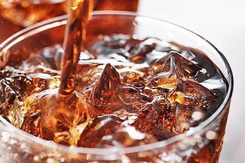 Từ vụ bé 10 tuổi sốc phản vệ sau uống nước ngọt, chuyên gia chỉ rõ điều gì xảy ra với cơ thể sau khi uống nước ngọt có ga?