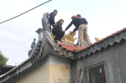 Đau lòng: Đến nhà người thân ở nhờ chữa bệnh, cháu vợ sát hại bác rể rồi trèo lên nóc đền cố thủ