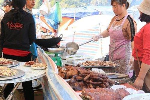 Thích thú với ẩm thực tại lễ hội Lồng Tồng lớn nhất miền núi phía bắc