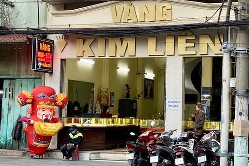 Ngày vía Thần tài: Người mua đủng đỉnh, tranh thủ đem vàng đi bán lấy may