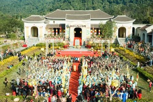 Quảng Ninh: Du khách tấp nập về Yên Tử, đền Cửa Ông trong ngày khai hội