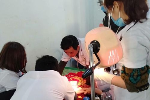 Cứu sống bé trai bị ngừng tim do đuối nước