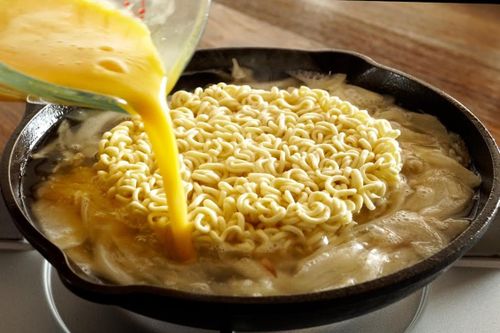 Nấu mì cà ri trứng nhanh gọn cho bữa sáng