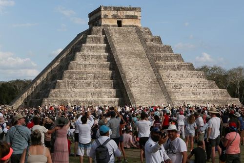 Du khách bị đánh vì trèo lên kim tự tháp cổ ở Mexico