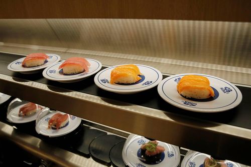 Nhà hàng sushi Nhật báo cảnh sát vì khách hàng liếm đồ dùng