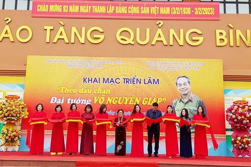 Khai mạc triển lãm 'Theo dấu chân Đại tướng Võ Nguyên Giáp' tại Quảng Bình