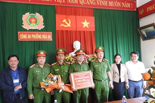 Khen thưởng Công an phường Hòa An truy xét nhanh đối tượng cướp giật tài sản