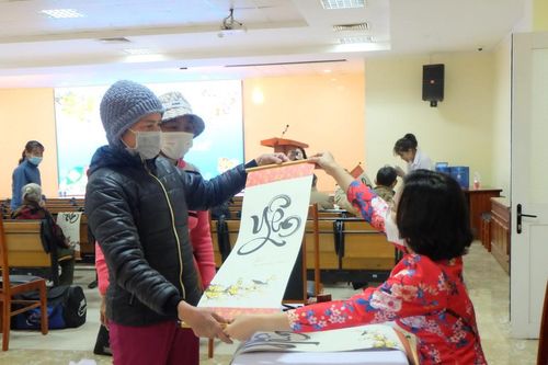 Tặng chữ cho bệnh nhân
