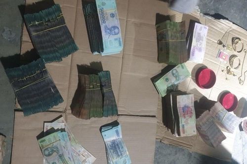 Chồng vào phòng ngủ trộm của vợ gần 3 tỷ đồng