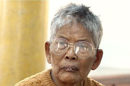 Cụ bà 86 tuổi vận chuyển vàng và ngoại tệ trái phép qua biên giới