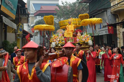 Nghi lễ rước vua độc đáo có một không hai tại lễ hội Đền Sái