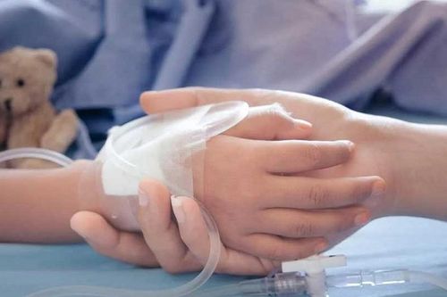 Bé trai 5 tháng tuổi tím tái phải cấp cứu do cha mẹ kiêng mùng 1 Tết không vào viện khám
