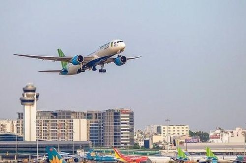 'Bùng nổ' lượng khách đi lại dịp Tết Nguyên đán 2023