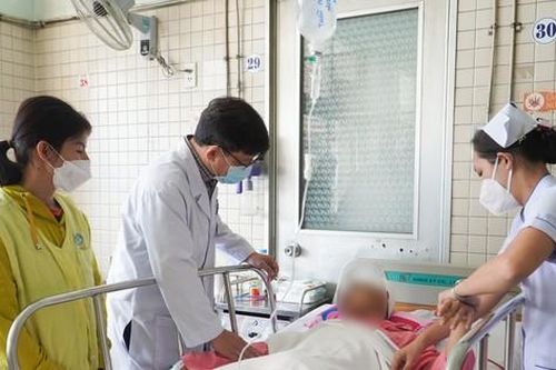 Gia đình nghèo vay mượn thuê riêng máy bay đưa con trai bị tai nạn từ Côn Đảo vào đất liền cấp cứu