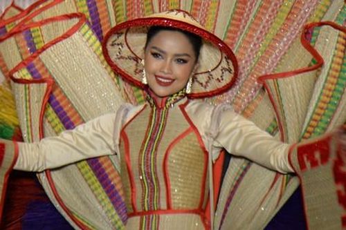 Hoa hậu Hoàn vũ bị chỉ trích vì vẫn chưa công bố giải trang phục dân tộc
