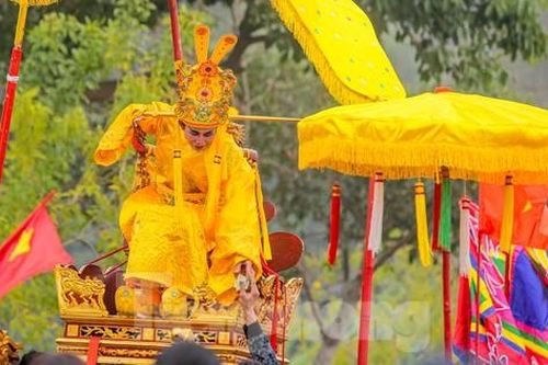 Về đền Sái xem 'chúa' múa kiếm, 'vua' ban lộc