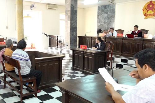 Trục xuất cụ bà 86 tuổi vận chuyển trái phép vàng và USD qua biên giới