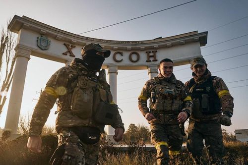 Video cận chiến giữa lính dù Nga và lính đánh thuê nước ngoài ở Ukraine