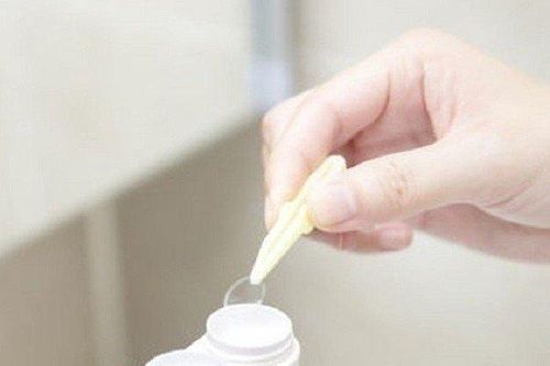 Bác sĩ sốc khi gặp bệnh nhân hai tháng quên không tháo kính áp tròng