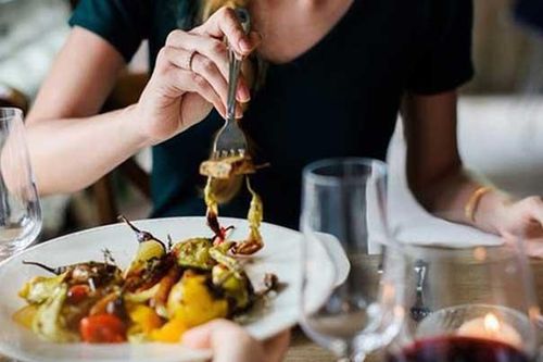 2 sai lầm nguy hiểm mà rất nhiều người mắc phải khi ăn trưa khiến bệnh tật đua nhau kéo tới