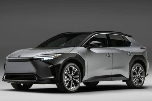 Toyota dồn lực phát triển xe điện sau khi thay tướng