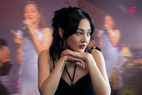 Giữa nghi vấn mang thai, xôn xao Bảo Anh lộ bụng to như vừa ăn 2 tô cơm trên sân khấu
