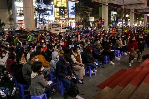 Dân công sở Hà Nội ngồi chật kín giữa trời rét, chờ đến lượt vào mua vàng