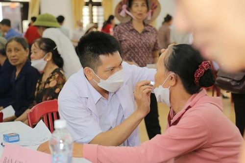 Người cao tuổi cần làm gì để phòng bệnh trong ngày rét?