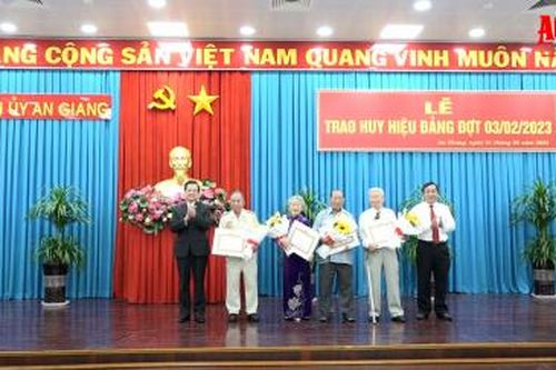Ban Thường vụ Tỉnh ủy An Giang trao Huy hiệu Đảng đợt 3/2/2023