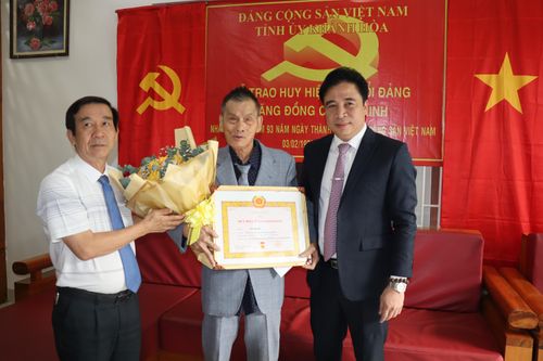 Ông Nguyễn Khắc Toàn trao Huy hiệu 75 năm tuổi Đảng cho các đảng viên tiêu biểu