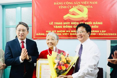 Bí thư Tỉnh ủy Nguyễn Hải Ninh trao Huy hiệu 75 năm tuổi Đảng cho các đảng viên của TP. Nha Trang