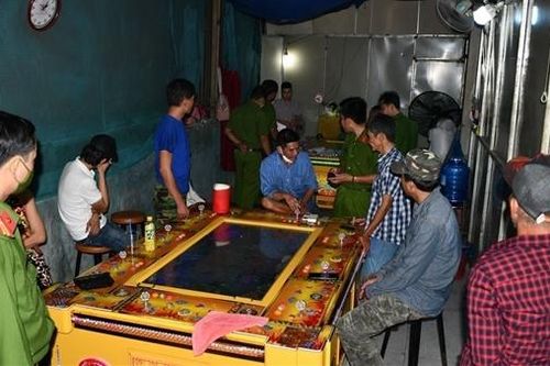 Bắt 12 con bạc, phát hiện 9 đối tượng dương tính với ma túy