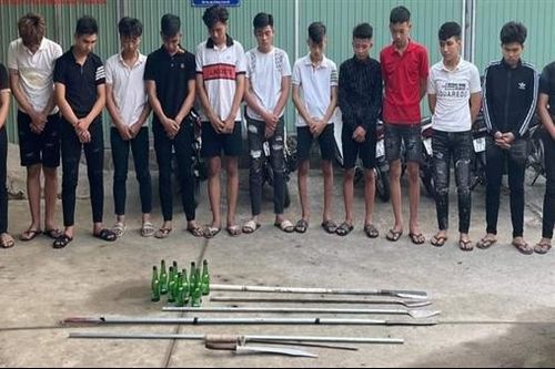 Khống chế 17 thanh niên trên đường mang hung khí đi 'hỗn chiến'
