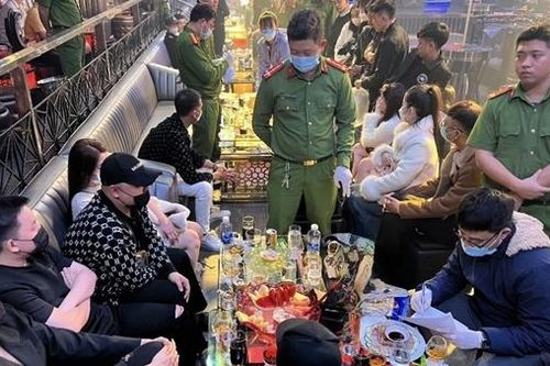 Mang thuốc lắc vào vũ trường mừng sinh nhật bạn gái