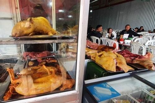 Nhộn nhịp chợ 'thịt thú rừng' giả ở lễ hội chùa Hương