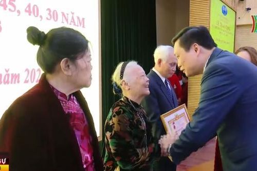Quận Hoàn Kiếm trao tặng Huy hiệu Đảng đợt 3/2