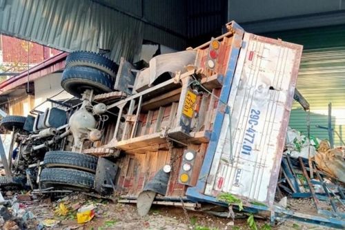 Xe tải đâm vào nhà dân trên quốc lộ ở Sơn La, 2 người thương vong