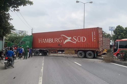 Xe đầu kéo lao sang làn đường ngược chiều, tông thương vong 2 người