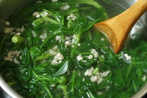 Rau cải cúc đang ngon, bổ rẻ, nhưng người có dấu hiệu này được khuyến cáo không nên ăn