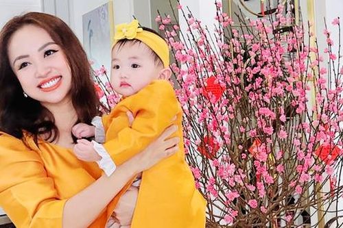 Làm mẹ lần 2 sau 13 năm với chồng mới, Vân Hugo sống viên mãn với gia đình nhỏ trong ngôi nhà hoa hồng