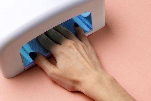 Dùng máy sấy gel móng tay, cẩn trọng với nguy cơ ung thư da