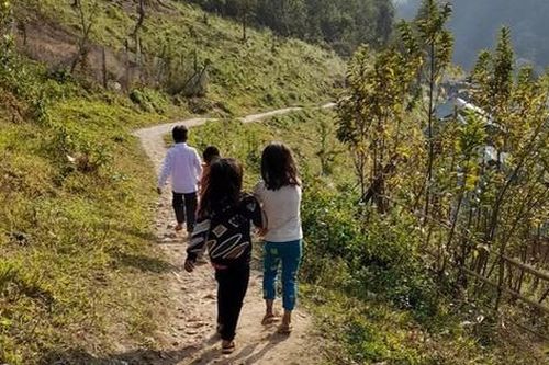 Cô giáo vùng cao mang kẹo bánh lên nương vận động học trò đến trường