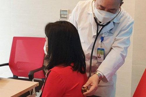 Người già 'chống đỡ' thế nào để vượt qua thời tiết giá rét?