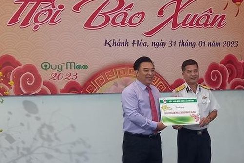 Báo Tết đến với quân dân đảo Trường Sa